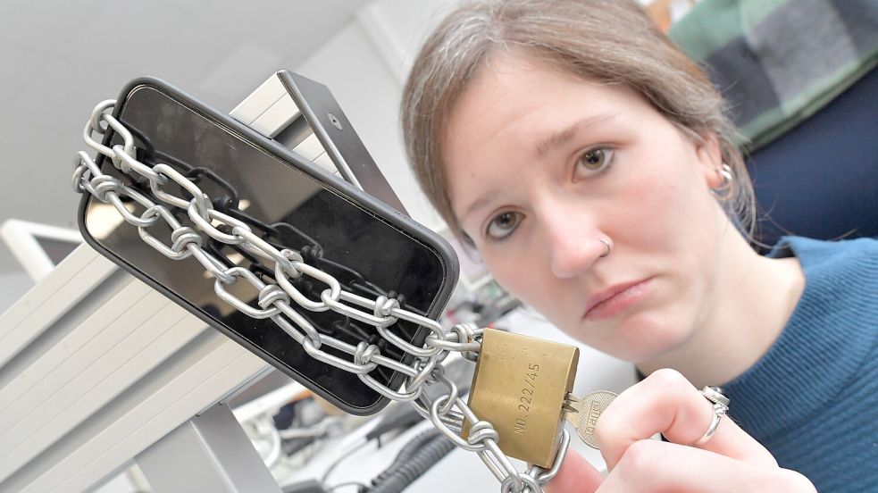 Kommt Volontärin Deike Terhorst auch ohne ihren täglichen mobilen Begleiter aus? Foto: Ortgies