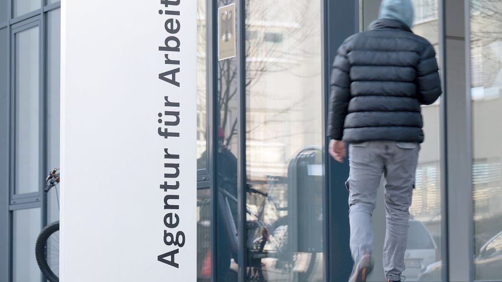 Bislang hatten Ukraine-Flüchtlinge, die nicht selbst für ihren Lebensunterhalt sorgen können, gleich Anspruch auf Bürgergeld. Das soll sich nun ändern. (Symbolbild) Foto: Sebastian Kahnert/dpa