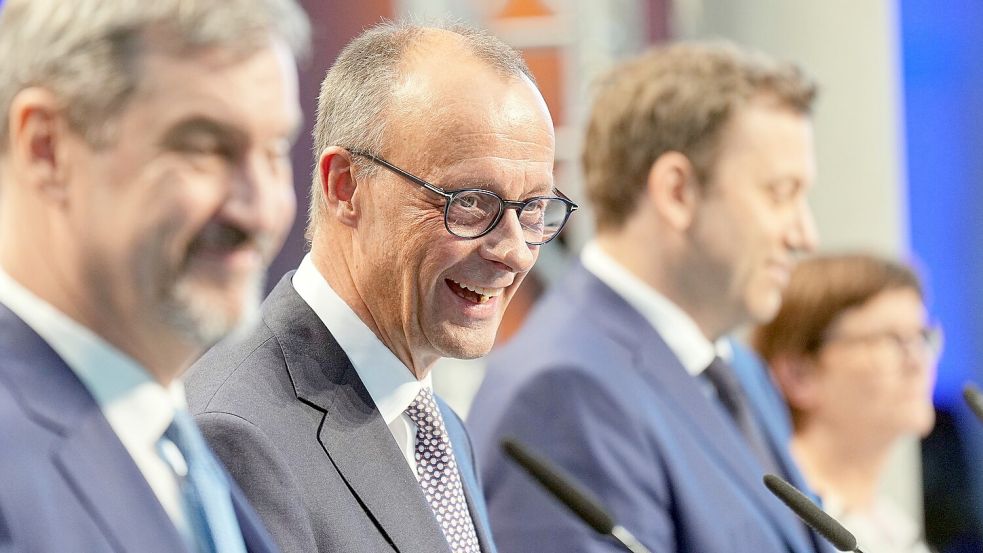 Große Pläne, lachende Gesichter: Auf 146 Seiten haben die Unterhändler von Union und SPD ihre Ideen für die nächsten vier Jahre festgehalten. Foto: Michael Kappeler/dpa