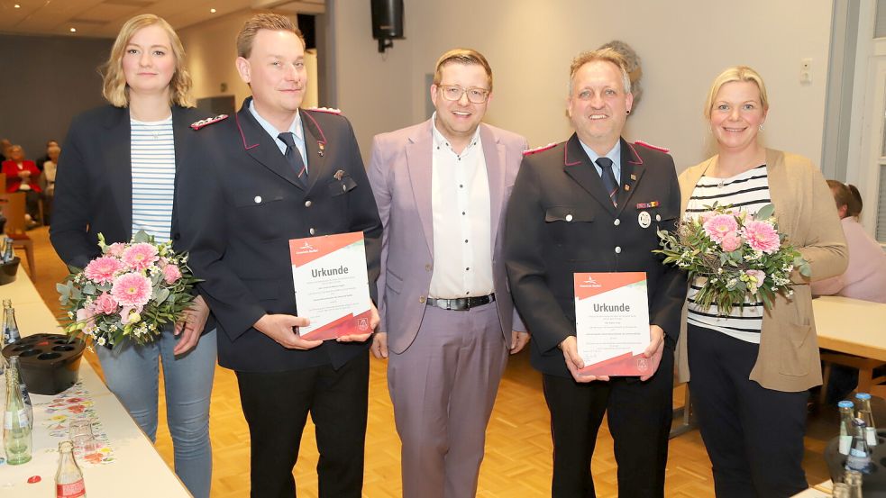 Die neue Führung bei der Feuerwehr in Barßel wurde vom Rat ernannt (von links): Annika Meiners-Hagen, Joannes Meiners-Hagen, Bürgermeister Nils Anhuth, Stefan Vocks und Yvonne Vocks. Foto: Passmann