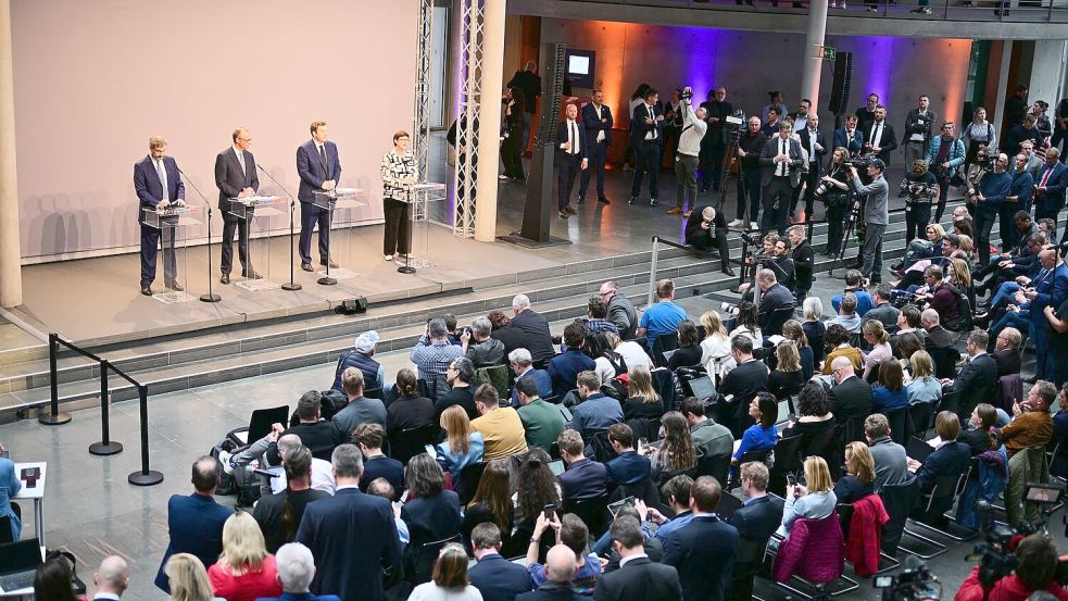 Volles Haus bei der Vorstellung des Koalitionsvertrages von Union und SPD. Foto: Sebastian Christoph Gollnow/dpa