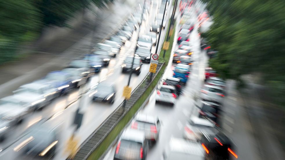 Stadtverkehr in München. In Großstädten gehören Staus zum Alltag, doch das tut der Beliebtheit des Autos laut einer Umfrage der HUK Coburg unter über 4200 Menschen keinen Abbruch. (Foto: Illustration) Foto: picture alliance / Matthias Balk/dpa