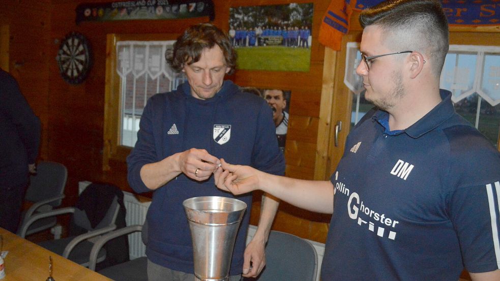 Dennis Maier vom Holter SV (rechts) zog die Lose für die Gruppenauslosung beim Fehn-Pokal für erste Herrenmannschaft. Holtes Vereinsvorsitzender Berti Dendzik (links) nahm die Lose entgegen. Foto: Weers