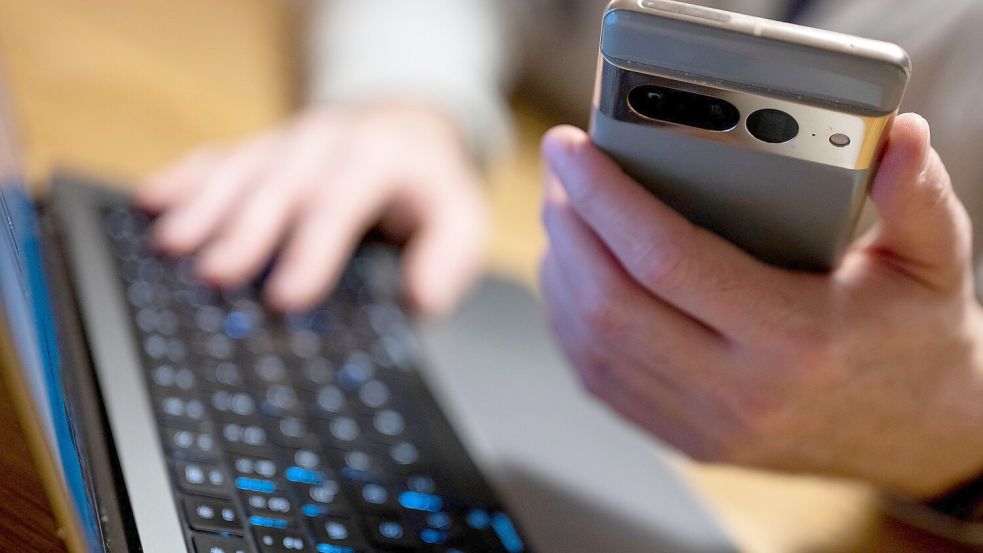 Etwa vier Prozent der Menschen im Alter zwischen 16 und 74 Jahren waren vergangenes Jahr in Deutschland sogenannte Offliner – sie hatten noch nie das Internet genutzt. (Symbolbild) Foto: Monika Skolimowska/dpa