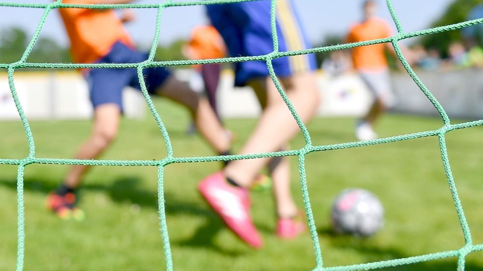 Familien mit wenig Geld sollen mehr Hilfe zum Beispiel beim Sportvereins-Beitrag erhalten. (Symboldbild) Foto: Uwe Anspach/dpa