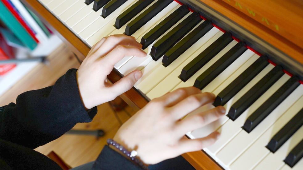 Die Zahl der Hobbymusikerinnen und -musiker in Deutschland hat zugenommen. Das hat eine Studie ergeben. Klavier spielen ist dabei besonders beliebt. Foto: Jens Kalaene/ZB/dpa