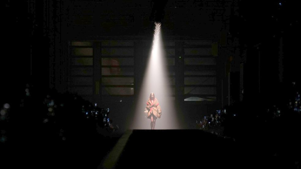 Prada kauft für 1,25 Milliarden Euro Versace, hier die langjährige Kreativchefin Donatella Versace. (Archivbild) Foto: Luca Bruno/AP/dpa