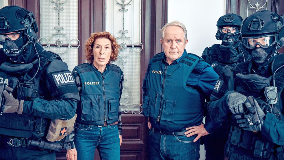 Ein geschundenes Herz und eine geschundene Seele - Bibi Fellner (Adele Neuhauser, 2. v. li.) und ihr Kollege Moritz Eisner (Harald Krassnitzer, 3. v. re.) stecken in einer beruflichen Beziehungskrise im neuen Wiener „Tatort: Messer“ (Das Erste, So., 13. April, 20.15 Uhr und in der ARD Mediathek). Foto: © ARD Degeto Film/ORF/Hubert Mican