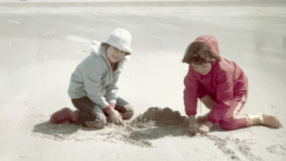 Petra Merz (links) auf der ostfriesischen Insel Langeoog beim Spielen am Strand. Foto: Petra Merz