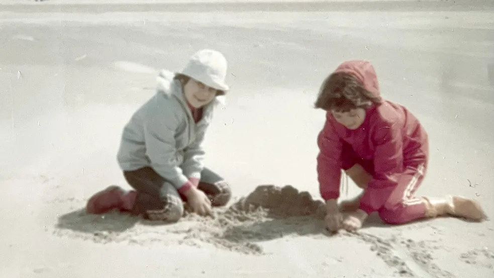 Petra Merz (links) auf der ostfriesischen Insel Langeoog beim Spielen am Strand. Foto: Petra Merz