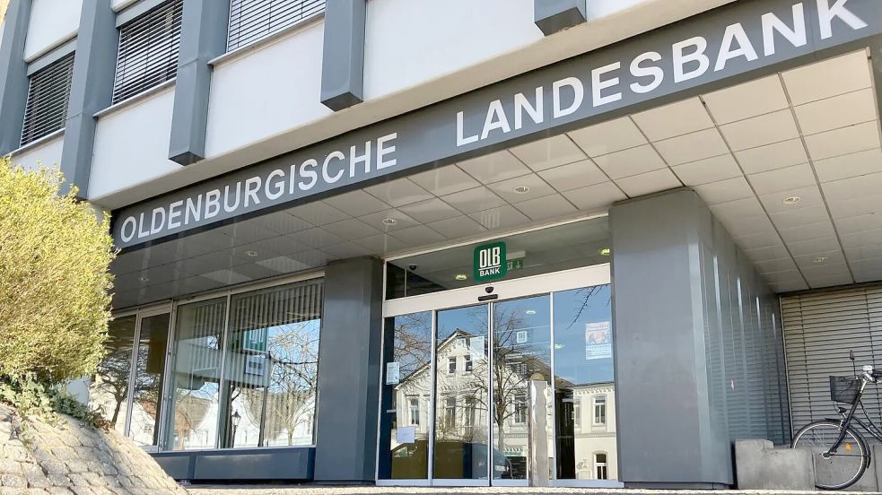 Seit fast 50 Jahren ist die OLB in Papenburg am Hauptkanal zu Hause. Damit ist 2026 Schluss. Archivfoto: Kierstein