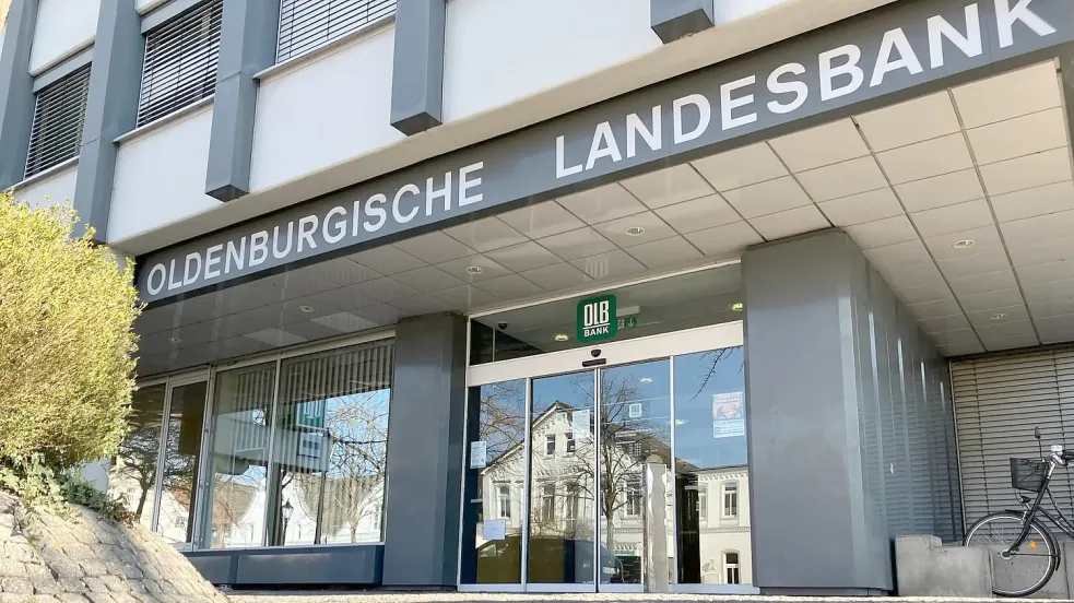 Seit fast 50 Jahren ist die OLB in Papenburg am Hauptkanal zu Hause. Damit ist 2026 Schluss. Archivfoto: Kierstein