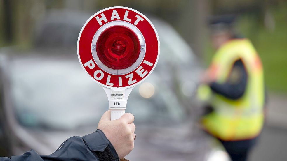 Die Polizei Bremen hat in Walle umfangreiche Verkehrskontrollen durchgeführt. Foto: Hendrik Schmidt / dpa