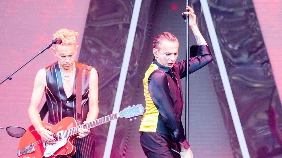 Dave Gahan und Martin Gore von Depeche Mode bei einem Konzert im Berliner Olympiastadion im Juli 2023. Foto: Christoph Soeder/dpa