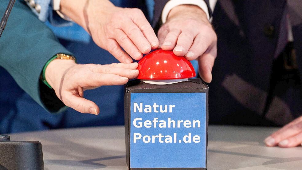 Auf dem Portal lassen sich neben Warnungen auch Tipps für den Fall einer Naturgefahr finden. Foto: Andreas Arnold/dpa
