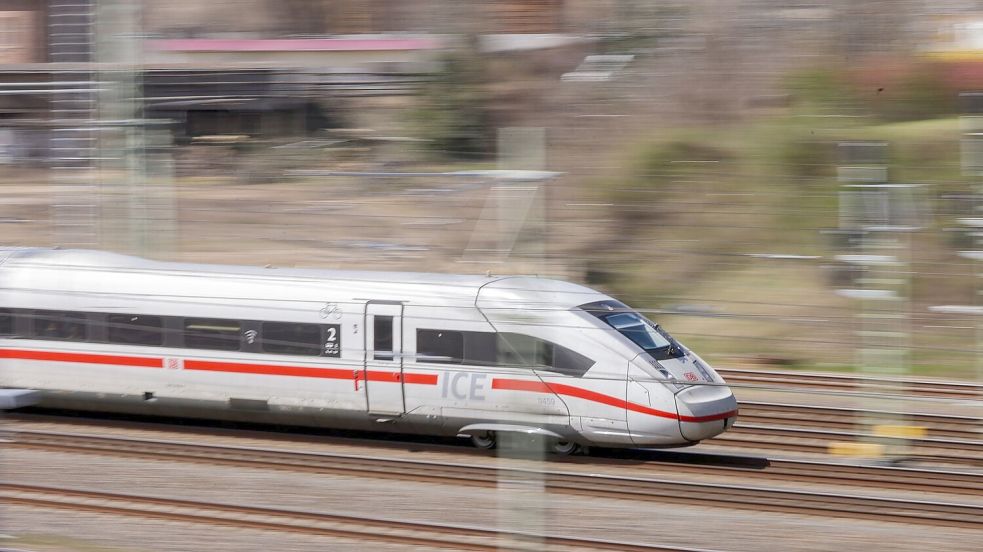 Nicht mal zwei von drei Fernzügen der Deutschen Bahn waren im März pünktlich. (Archivbild) Foto: Jan Woitas/dpa
