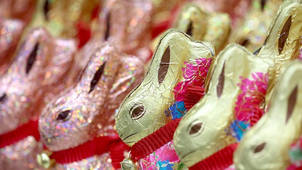 Viele der in Deutschland produzierten Schoko-Osterhasen werden im Supermarkt verkauft, ein großer Teil wird jedoch auch ins Ausland exportiert. Foto: Karl-Josef Hildenbrand/dpa