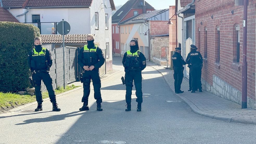 In Klettbach fanden Beamte am Morgen vier tote Menschen in einem Haus. Foto: Johannes Krey/dpa-Zentralbild/dpa