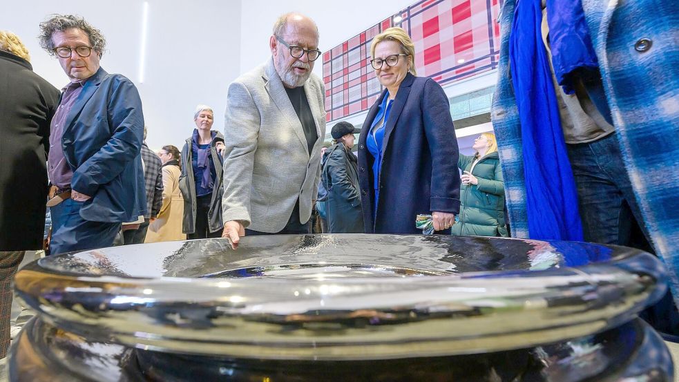 Kurator Alexander Ochs und Sachsens Kulturministerin Barbara Klepsch (CDU) bei der Eröffnung der Ausstellung „Verstrickungen“ im Kunstbahnhof Flöha. Foto: Hendrik Schmidt/dpa