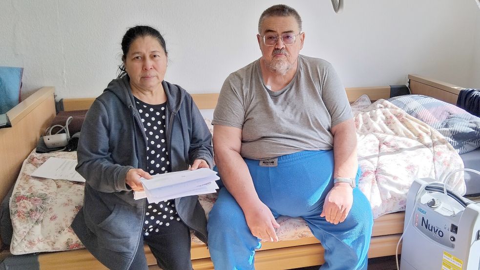 Der Rhauderfehner Hans-Peter Breuer wirft der EWE Betrug vor und schaltete einen Anwalt ein. An seiner Seite ist seine Frau Jacintha Breuer. Fotos: Scherzer
