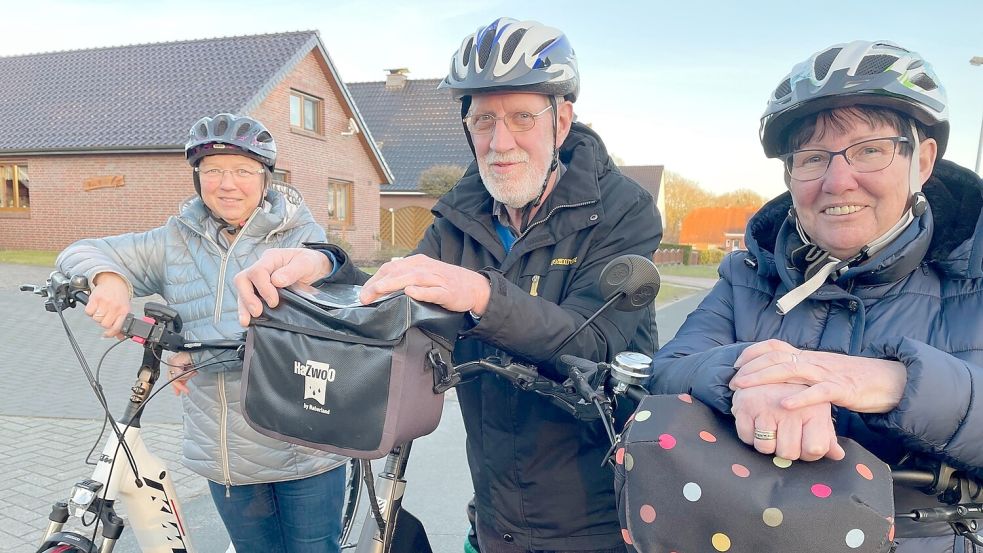 •Herta Oltmanns (von links), Wilfried und Edith Kahrels auf ihren Rädern. Mit denen sind sie viel unterwegs, mit der ADFC-Gruppe und auch sonst. Archivfoto: Marion Janßen
