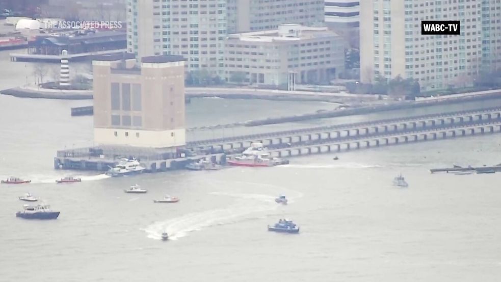 Die ersten Einsatzkräfte waren binnen Minuten vor Ort. Foto: -/WABC-TV/AP/dpa