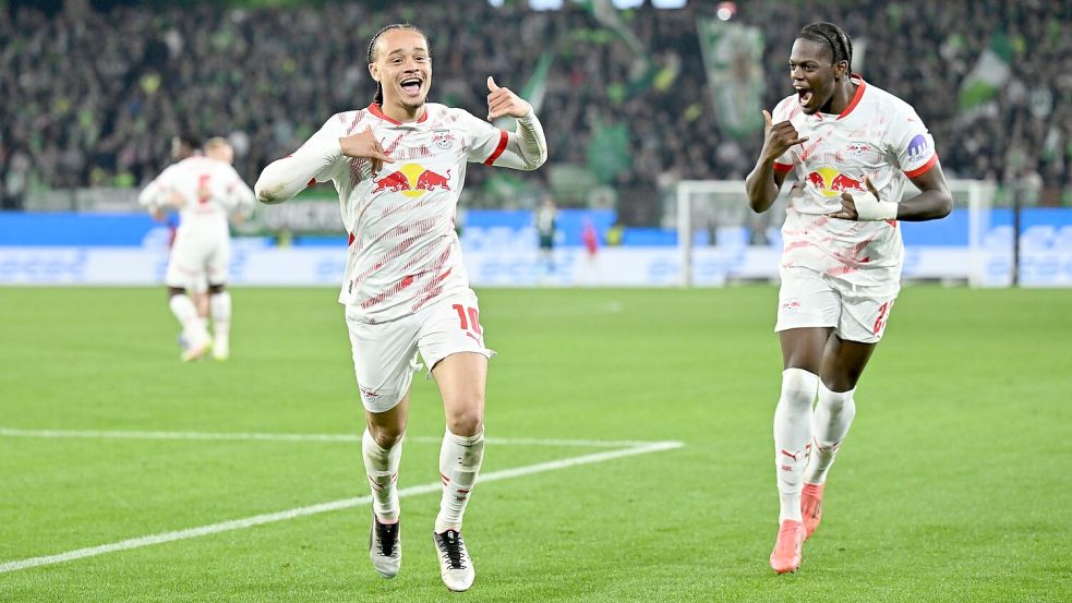 Xavi Simons (l) jubelt über sein zweites Tor. Foto: Swen Pförtner/dpa