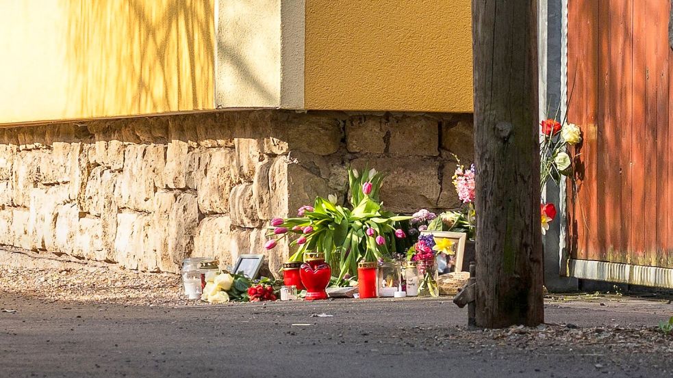 Vor dem Tathaus in Klettbach (Weimarer Land) drückten Menschen ihr Mitgefühl aus, indem sie Blumen und Kerzen aufstellten. Foto: David Breidert/dpa