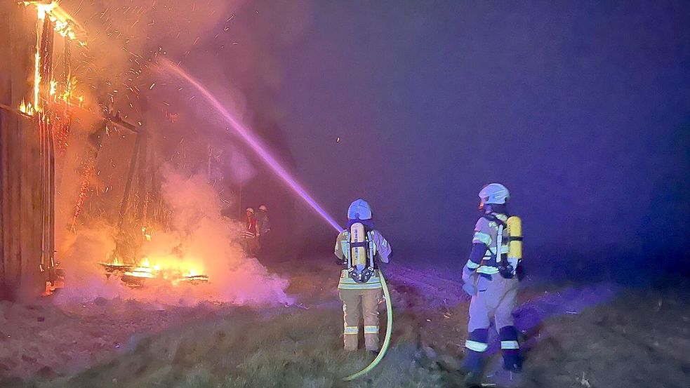 Eine Scheune stand in Flammen. Die Feuerwehr Ramsloh brachte das Feuer unter Kontrolle. Foto: Giehl