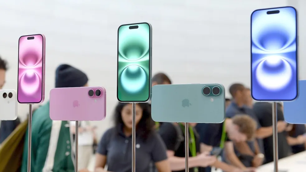 Von der Erleichterung profitiert besonders Apple: Die weitaus meisten iPhones und andere Geräte des Konzerns werden in China gebaut. (Archivbild) Foto: Andrej Sokolow/dpa