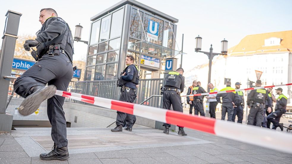 Die Polizei sperrte den U-Bahnhof ab. Foto: Fabian Sommer/dpa