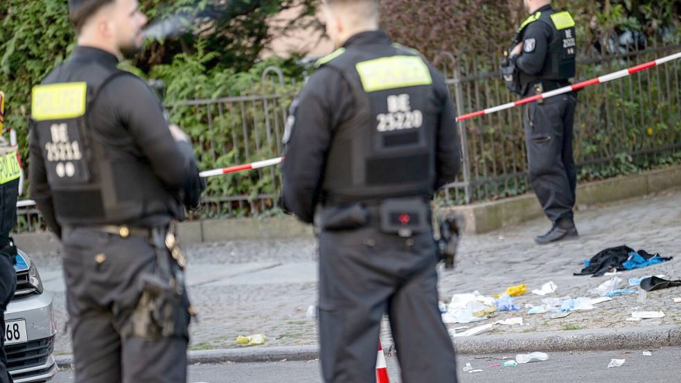 An der nahe gelegenen Schloßstraße schoss die Polizei auf den mutmaßlichen Angreifer. Foto: Fabian Sommer/dpa