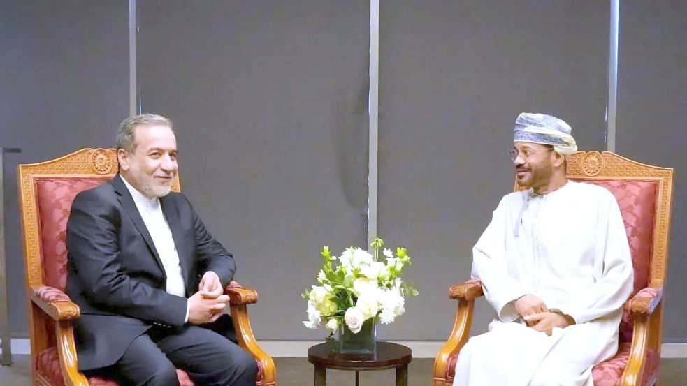 Der iranische Außenminister Abbas Araghtschi (links) ist zu Atomverhandlungen mit den USA in die Hauptstadt des Oman gereist. Foto: Uncredited/Iranian Foreign Ministry/AP/dpa