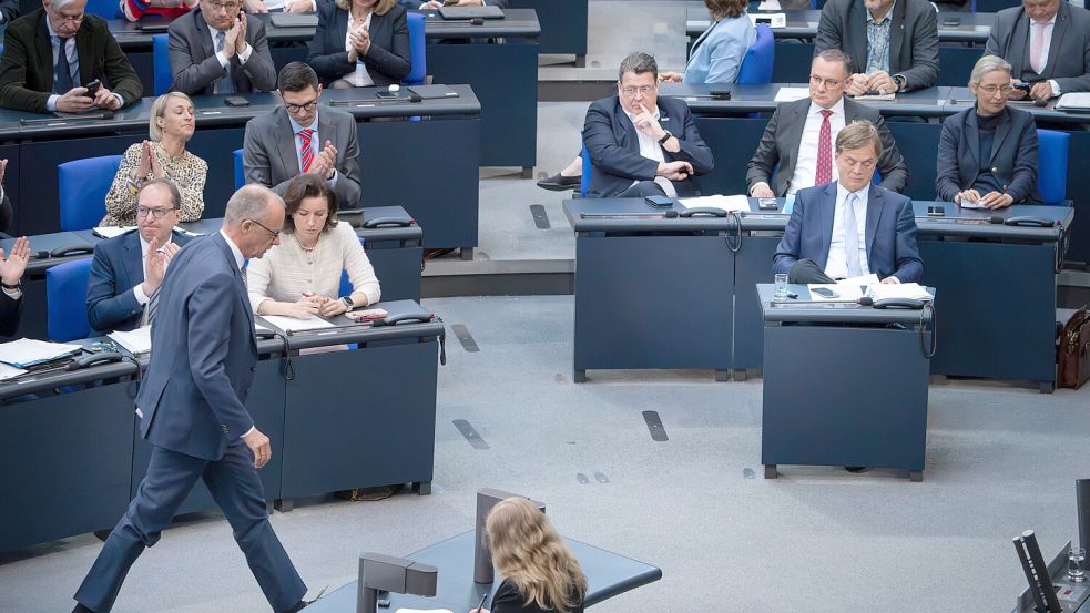 CDU-Chef Friedrich Merz passiert im Bundestag die AfD-Fraktion, in den Umfragen liefern sich die beiden Parteien aktuell ein Kopf-an-Kopf-Rennen. Foto: IMAGO/Political-Moments