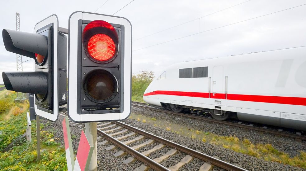Über Ostern werden sowohl die Schnellbahnstrecke Stuttgart-Mannheim als auch die Rheintalbahn zwischen Karlsruhe und Basel wegen Sanierungsarbeiten gesperrt. (Archivbild) Foto: Julian Stratenschulte/dpa