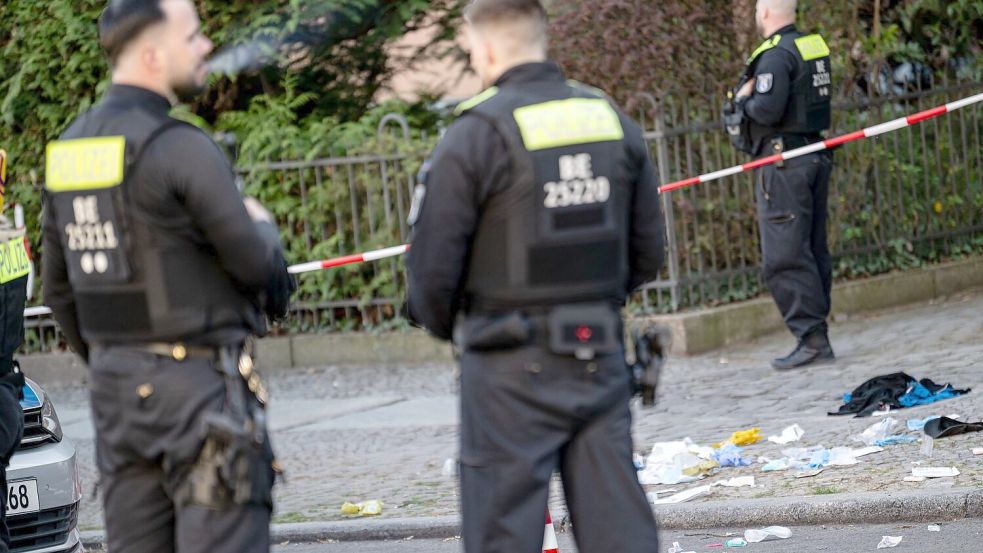 An der nahe gelegenen Schloßstraße schoss die Polizei auf den mutmaßlichen Angreifer. Foto: Fabian Sommer/dpa