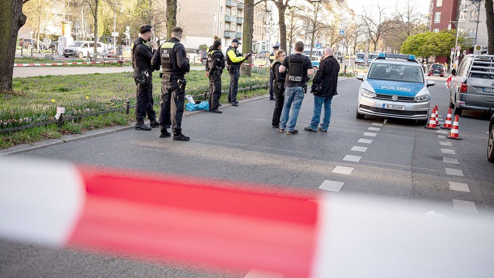 Polizisten sperrten die Schloßstraße teilweise ab. Foto: Fabian Sommer/dpa