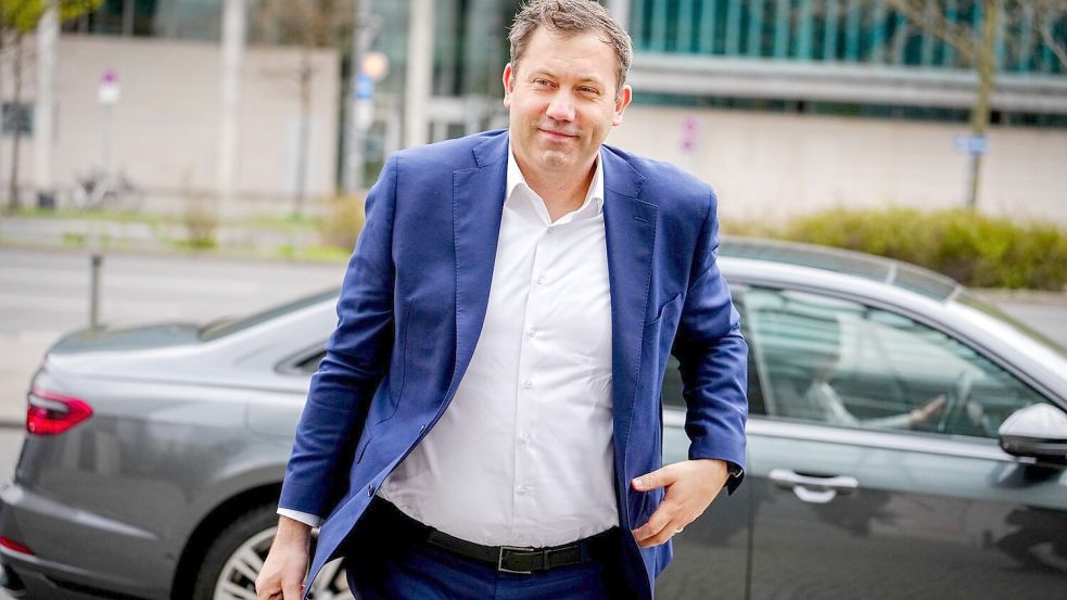 SPD-Chef Lars Klingbeil, der mögliche neue Finanzminister, warnt wegen der Finanzierungsvorbehalte vor zu großen Erwartungen an die im Koalitionsvertrag vereinbarten Entlastungspläne von Union und SPD. Foto: dpa/Kay Nietfeld