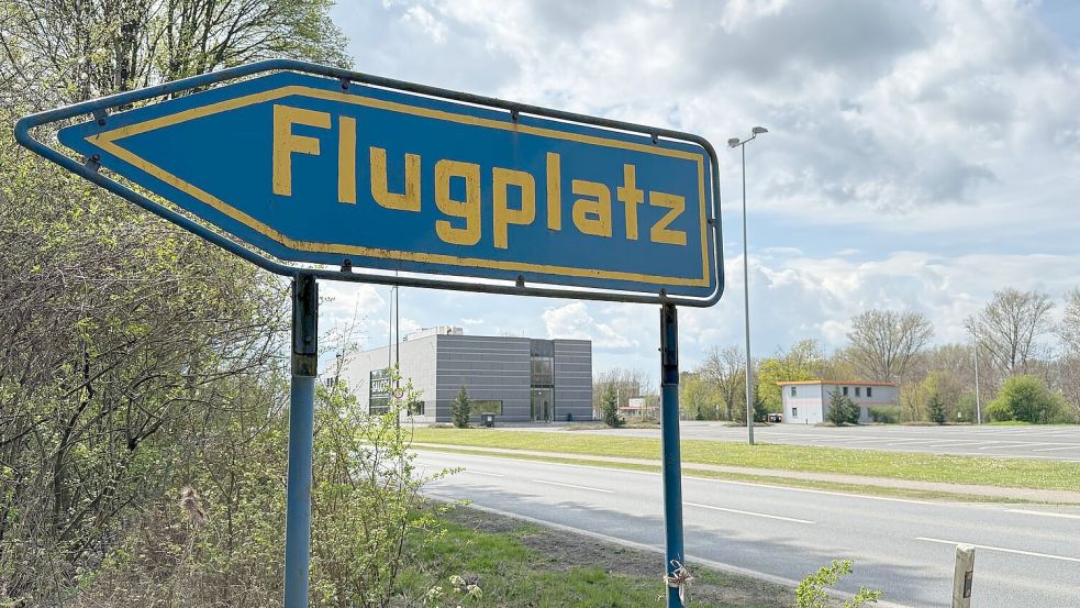 Ein Kleinflugzeug startet auf dem Flugplatz Salzgitter-Drütte, stürzt dann aber auf dem Werksgelände der Salzgitter AG ab. Foto: Michael Brandt/dpa