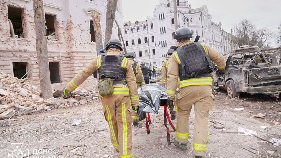 Bei dem Raketenangriff wurden mehr als 30 Menschen getötet und Dutzende verletzt. Foto: Uncredited/Ukrainian Emergency Service/AP/dpa
