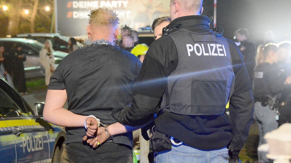 Am Rande der Auseinandersetzungen wurden den Beteiligten Handschellen angelegt. Foto: Christoph Leimig