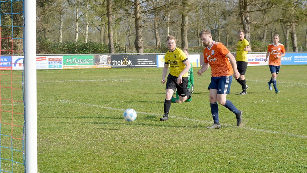 Markus Kreutzhecker (Mitte) gewinnt das Laufduell gegen Weenes Henning Kessemeier (links) und netzt zum 2:0-Endstand für den Holter SV ein. Foto: Weers