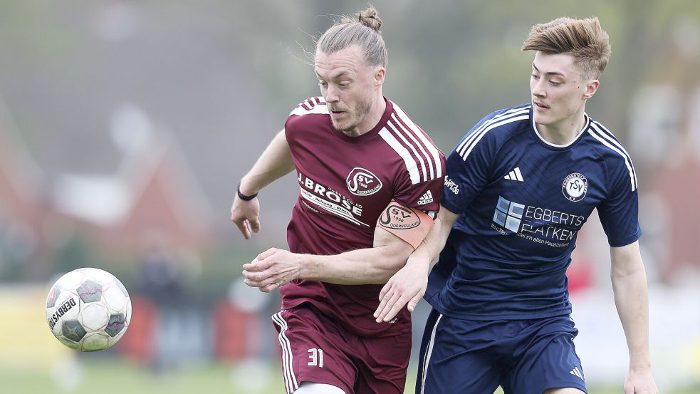 SSV-Kapitän Sven Fischer (links) hier im Duell mit Riepes Nico Brüggemann. Fotos: Doden, Emden
