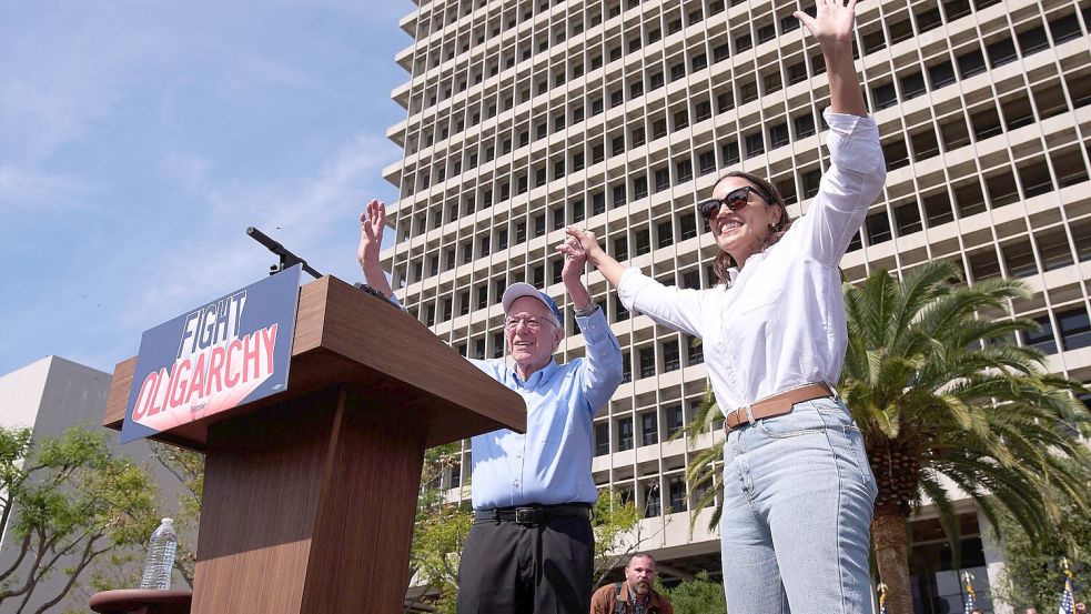 Sanders und Ocasio-Cortez bei einer gemeinsamen Veranstaltung im kalifornischen Los Angeles. Foto: Jae C. Hong/AP/dpa