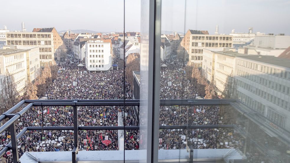 Was genau ist die gesellschaftliche Mitte und was geschieht mit ihr? Foto: IMAGO/Moritz Schlenk