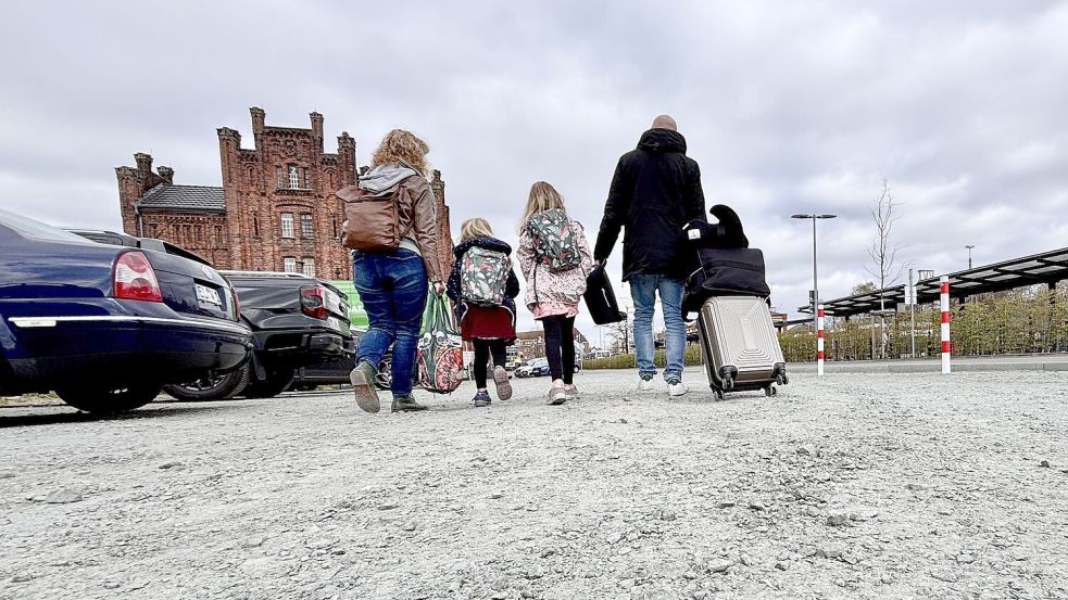 Schwer bepackt geht es von den neuen Parkflächen zwischen ZOB und Zollhaus zum Bahnhof. Foto: Ortgies