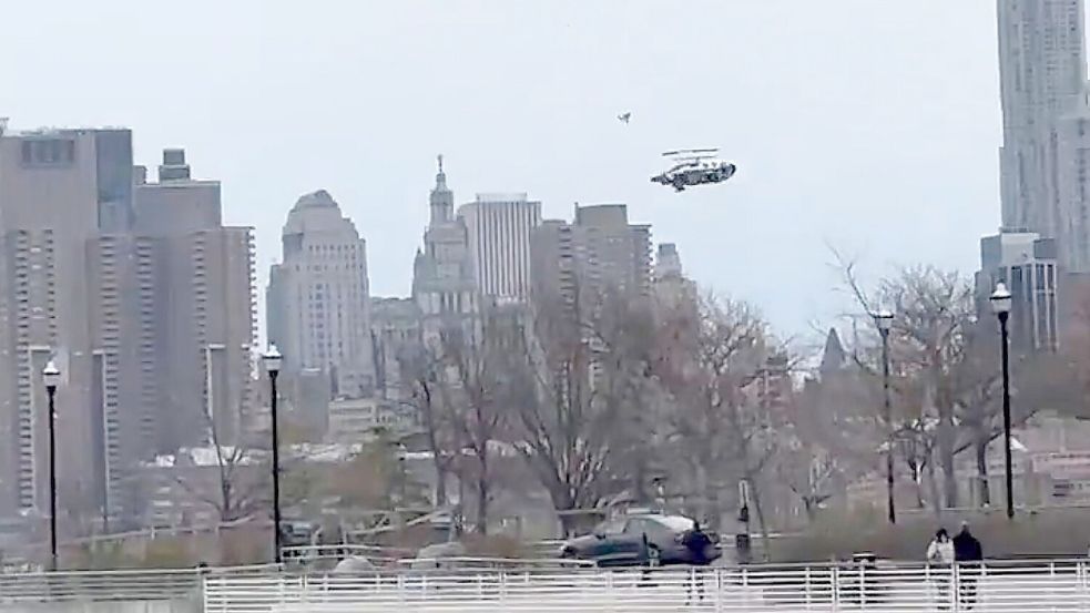 Das Unternehmen, dessen Sightseeing-Hubschrauber in den Hudson River gestürzt war, stellt den Betrieb ein. Foto: Bruce Wall/Bruce Wall via AP/dpa