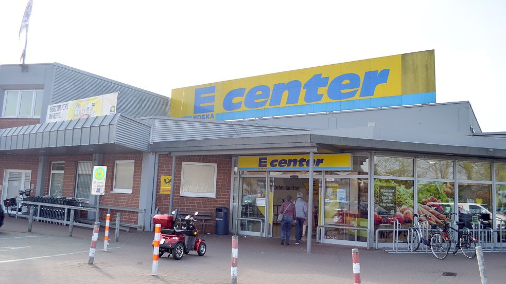 Das E-Center am Hagiusring in Rhauderfehn ist einer von mittlerweile sechs Standorten für die Bücherschränke des Fehntjer Bücherboosters. Foto: Fertig