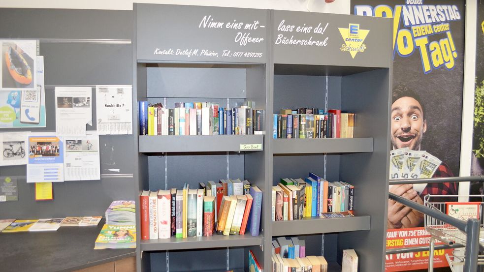 Der Bücherschrank im Rhauderfehner E-Center wird gut frequentiert und regelmäßig mit frischer Lektüre bestückt. Foto: Fertig