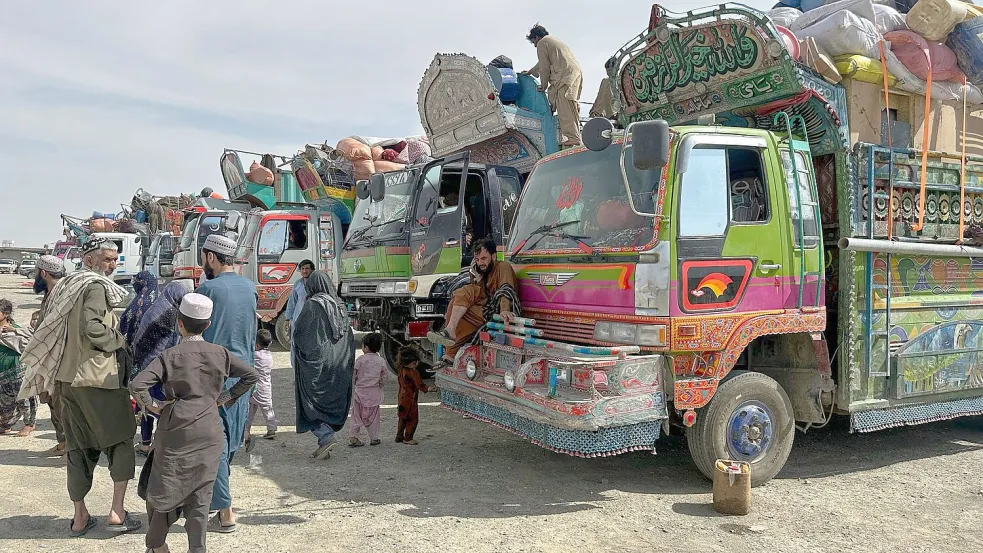 Seit Monatsbeginn seien mehr als 127.000 Afghanen aus Pakistan nach Afghanistan zurückgekehrt, teilte das UN-Flüchtlingshilfswerk (UNHCR) mit.(Archivbild) Foto: H. Achakzai/AP/dpa
